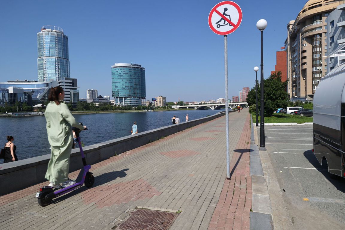 В Екатеринбурге появились первые знаки, запрещающие движение на самокатах -  «Уральский рабочий»